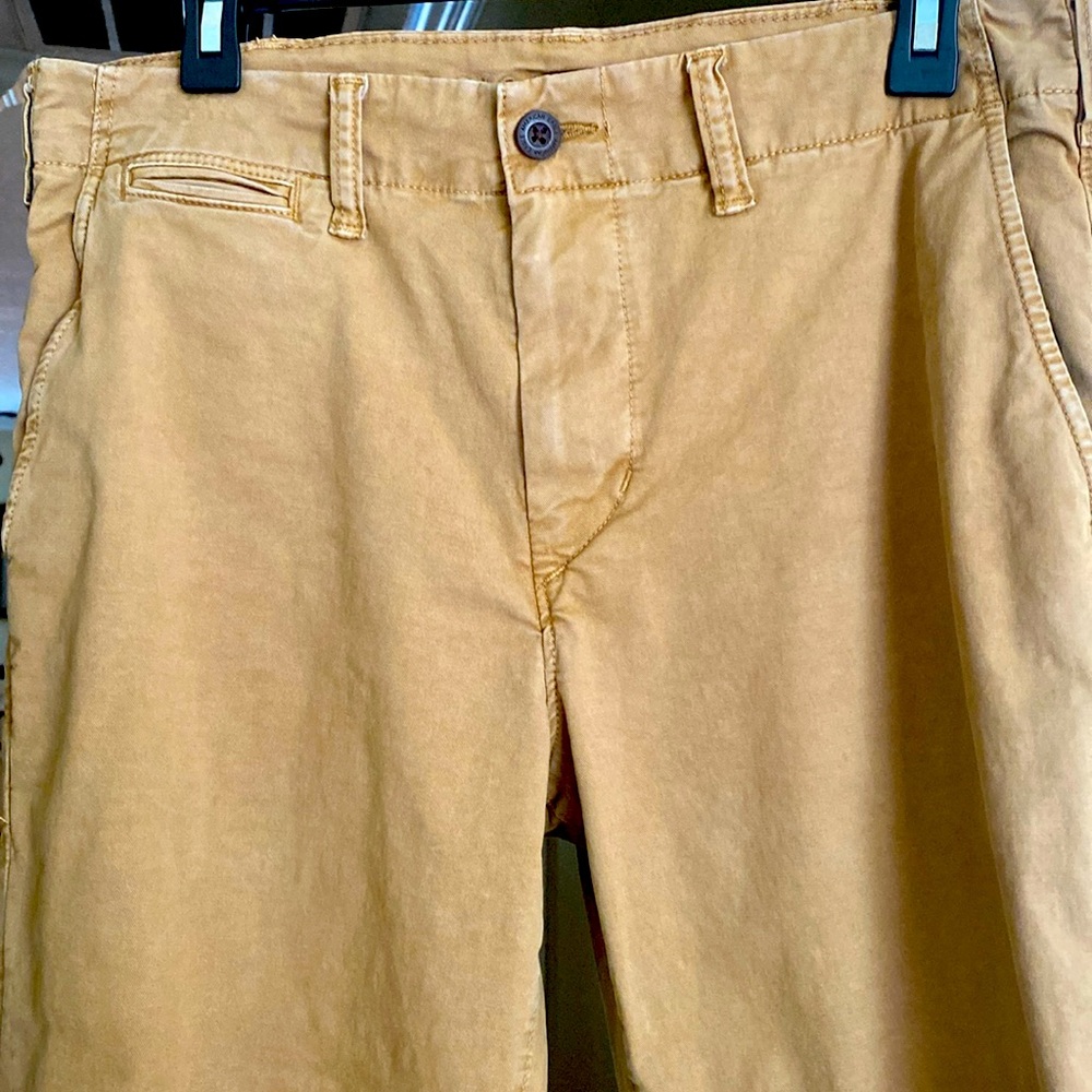 Mens American Eagle flex fit khaki pants. 32/30